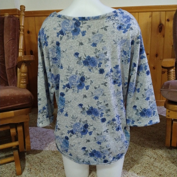 Size 1X plus floral scrunch side short sleeve top - Picture 4 of 14